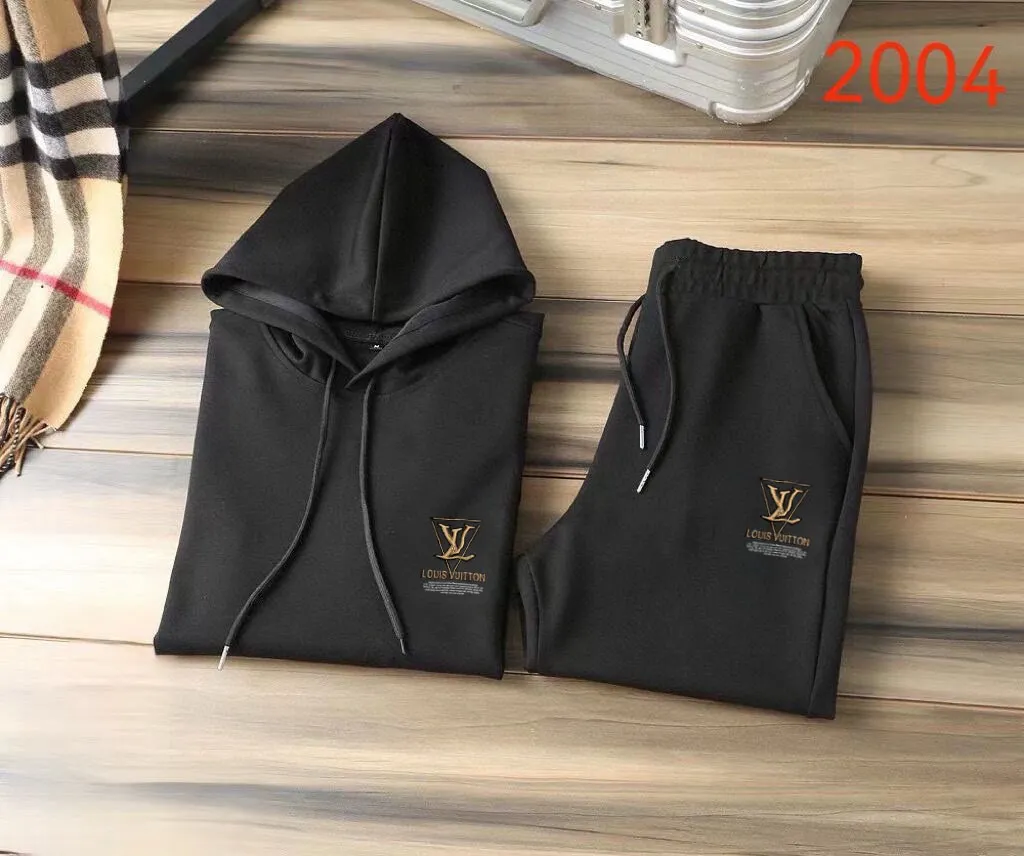 🅿️400 direct batch [LV Louis Vuitton] (Fat Man Gospel) hot-selling suit is coming. Focus on the original version of the official website. 2025 new hot-selling cardigan sweater suit. The original order is the best. 🇭🇰The meticulous work of top designers. Just for a fitting and perfect upper body effect. 100% natural high-quality Roman cotton, close-fitting comfort, noble and elegant! Original hardware embodies elegance and nobility! Counter size: M-5XL (maximum wear up to 220 pounds)